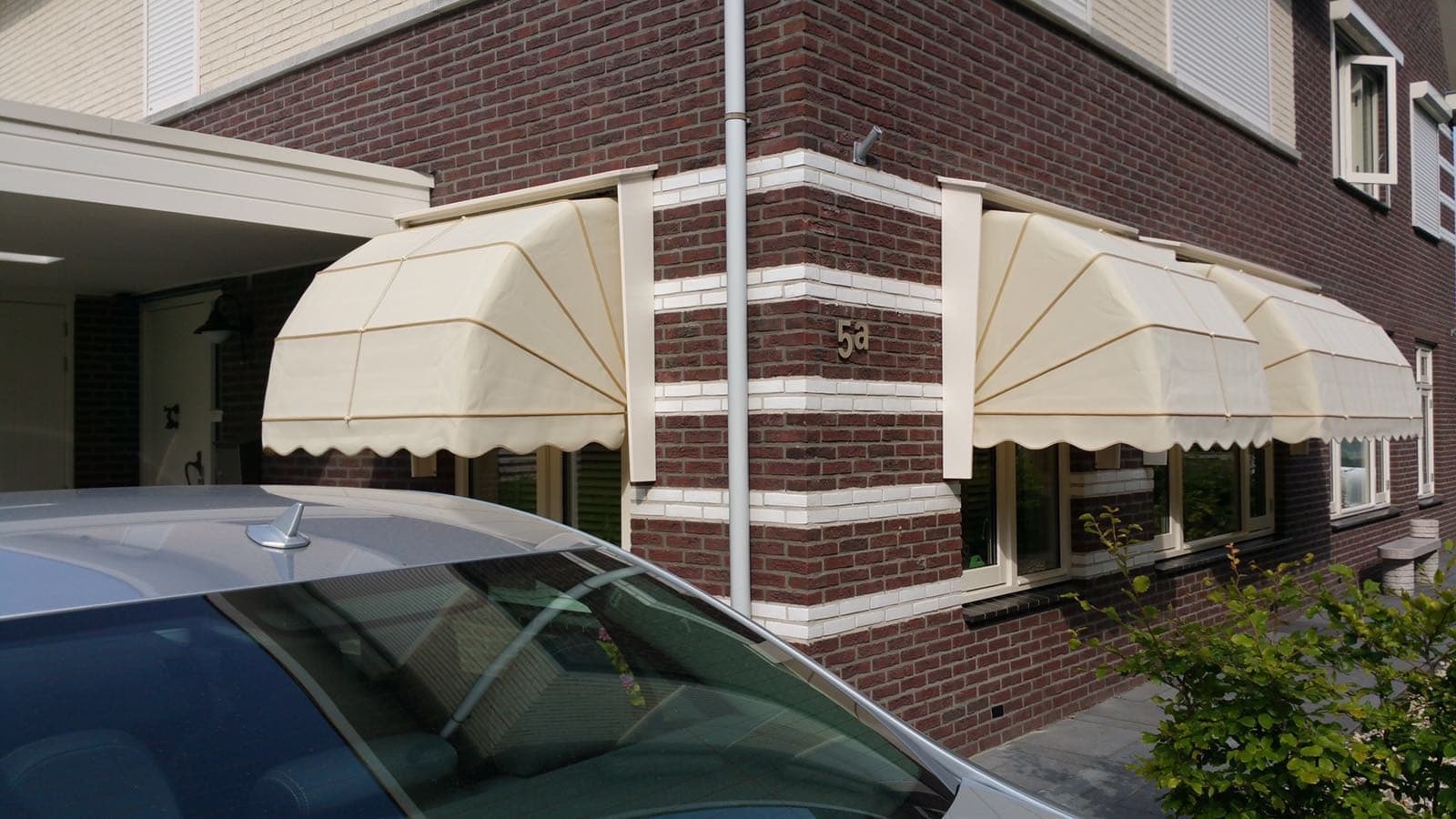 Sfeervolle zonwering bij een terras